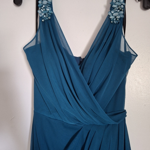 Elegant wedding dress. - Picture 5 of 8